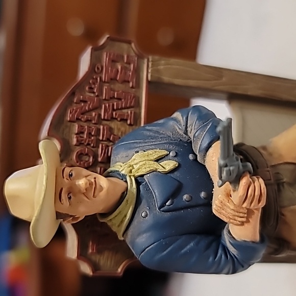 John Wayne Figurine from 2009 Carelton Cards - Picture 5 of 7